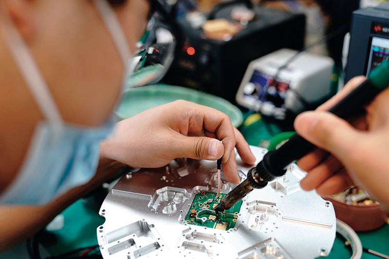 一家北斗企业的研发人员正在研发产品(2022年6月28日摄) 张建松 摄