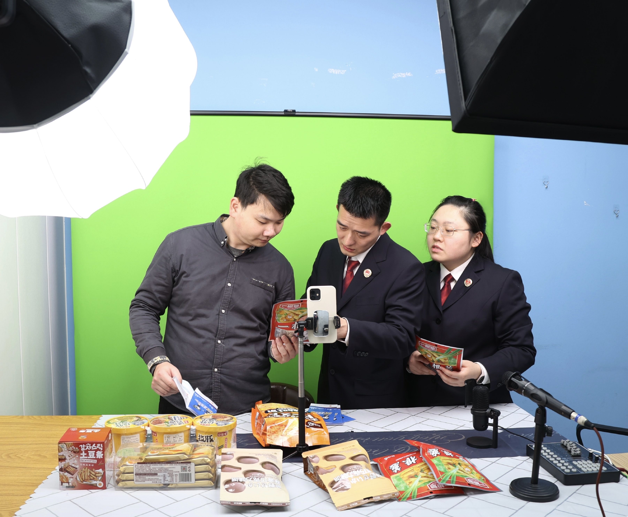 检察官在直播带货现场普法宣传.