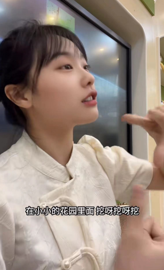 “挖呀挖”黄老师被扒个底朝天：是网红歌手，好友为其澄清遭打脸休闲区蓝鸢梦想 - Www.slyday.coM