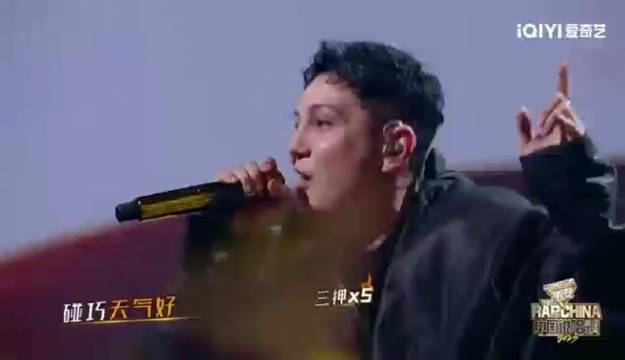 都来品品@艾热AIR_uugabiz 在@中国说唱巅峰对决 舞台的《第一回合》|说唱|艾热|第一回合_新浪新闻