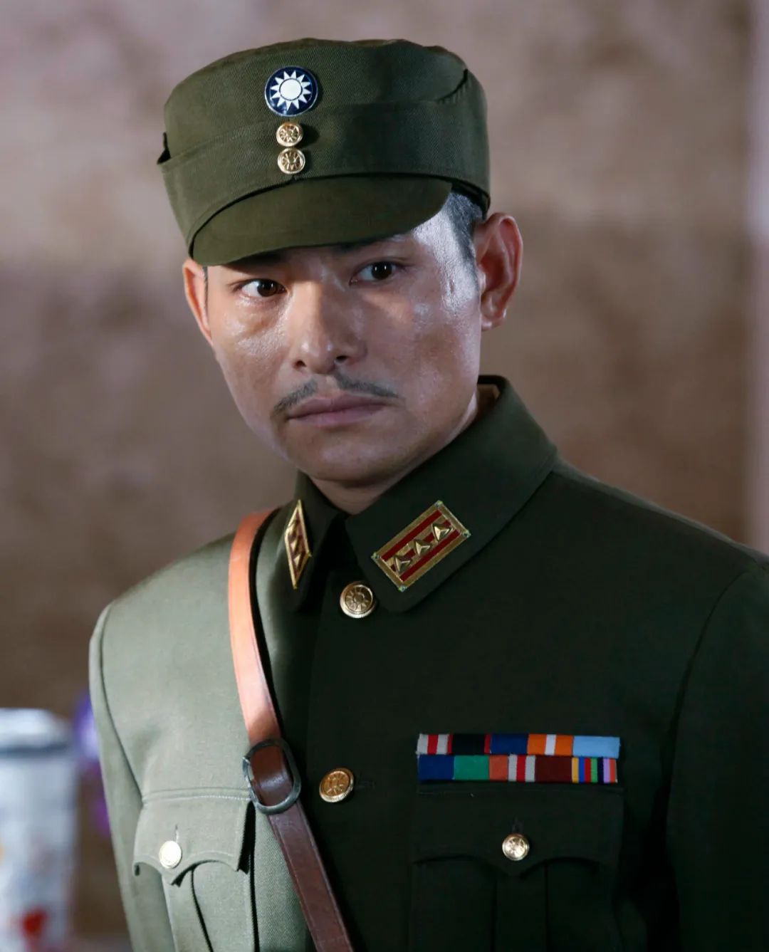 虎胆利箭1941年,八路军侦查连长李剑(于震 饰)临危受命,冒充南京临时