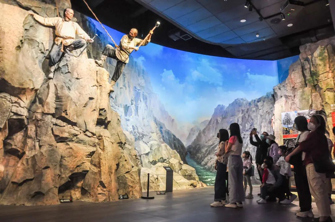 今年"五一"假期,游客在江门市蓬江区的中国侨都华侨华人博物馆内