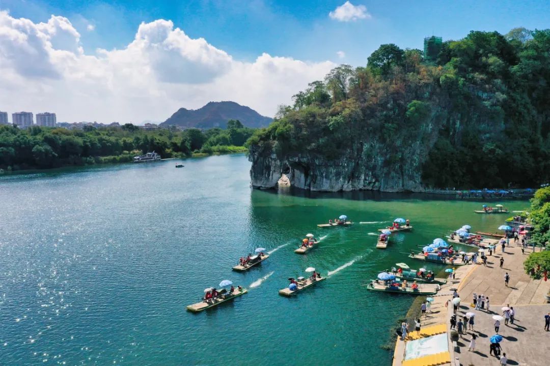 在桂林象鼻山景区,游客行船于绿水青山间,体验桂林山水之美和人文之韵