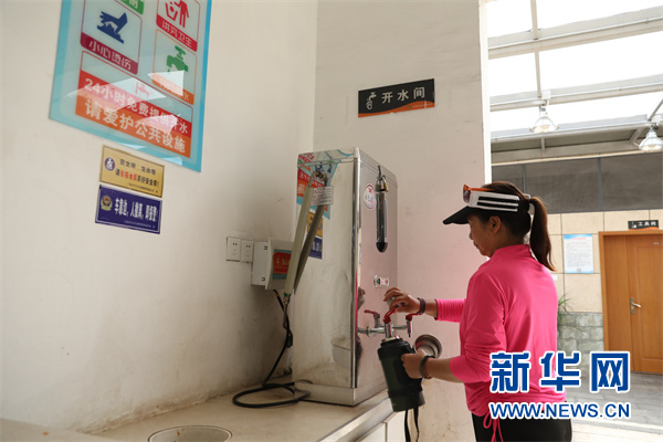 游客在发耳服务区接开水.新华网 周远钢 摄