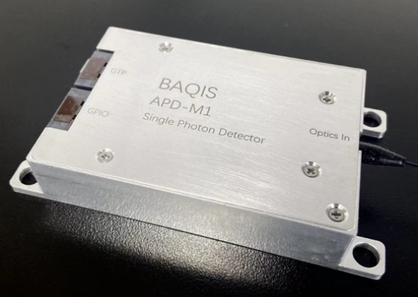 量子院光量子通信与器件团队研发的集成极窄带干涉电路的单光子探测器模块