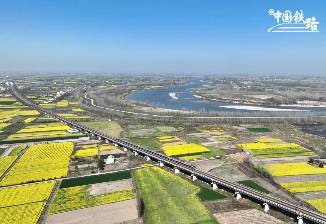 复兴号智能动车组行驶在汉宜高铁仙桃段.彭琦 摄