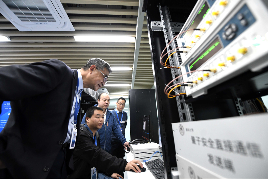 在北京量子信息科学研究院的实验室里，龙桂鲁教授与研究人员正在进行量子直接通信样机研发。 和冠欣摄