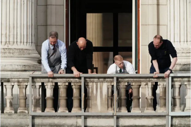 白金汉宫阳台上的最后准备工作