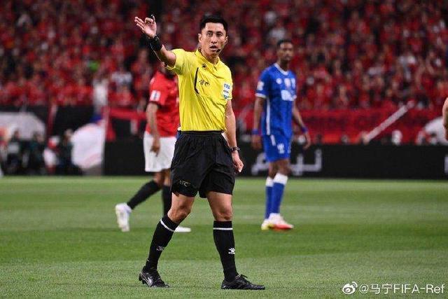 马宁在吹罚本场比赛中(图片来自马宁微博)