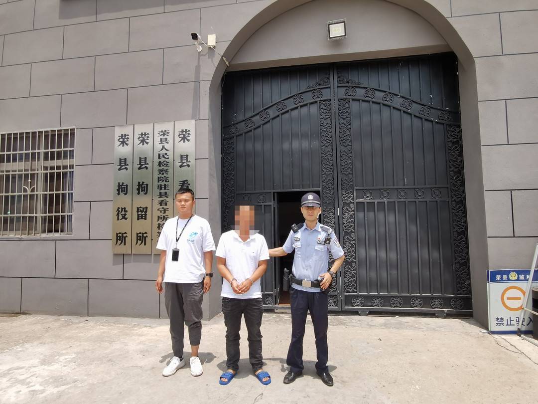 "5月5日,刚结束行政拘留走出荣县拘留,看守所大门的张某某,就听