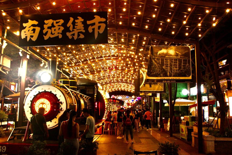 昆明南强街巷 朱婉琪 摄