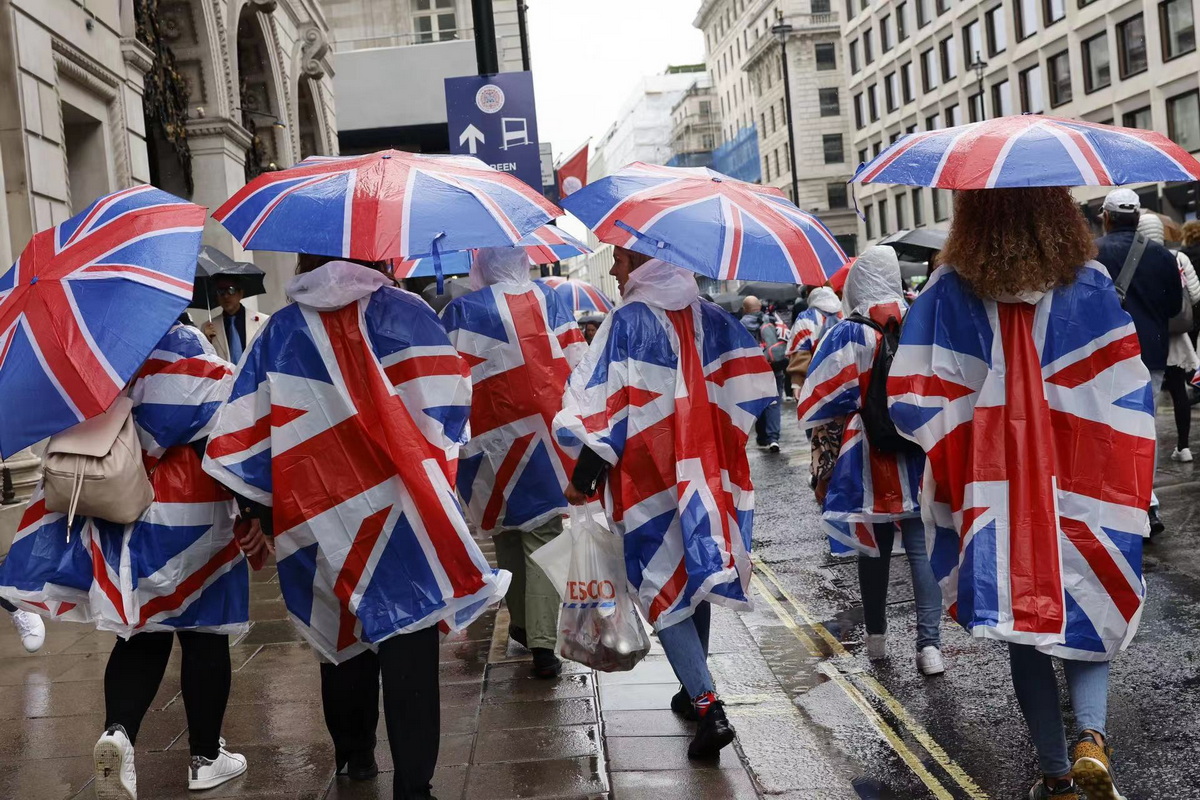 当地时间5月6日，英国民众冒雨观看加冕典礼。鲁翔 图