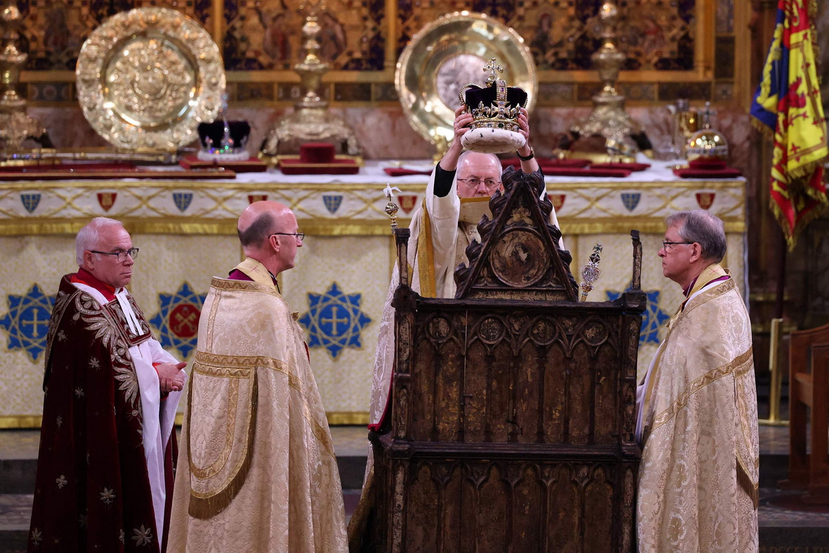 坎特伯雷大主教贾斯汀·韦尔比(justin welby)为国王查尔斯三世加冕圣