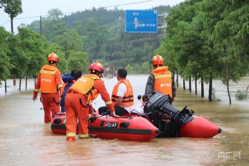 救援人员牵引橡皮艇转移被困群众（央广网发 刘婷 摄）