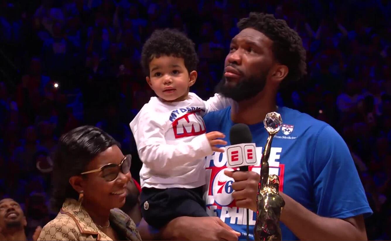 赛前亚当-萧华当场,为恩比德颁发了常规赛mvp奖杯"迈克尔-乔丹杯",恩