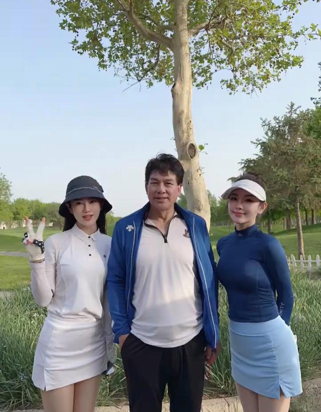 69岁朱时茂与美女打高尔夫，满头黑发健硕不见老，与陈佩斯差别大
