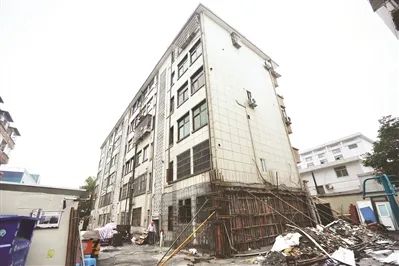 墙体开裂后暂时用钢筋从外部加固的“危房” 图片来源：杭州网