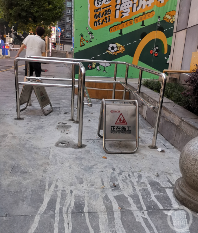 重庆一商圈现"凸"字型栏杆,网友:外卖小哥限高杆?