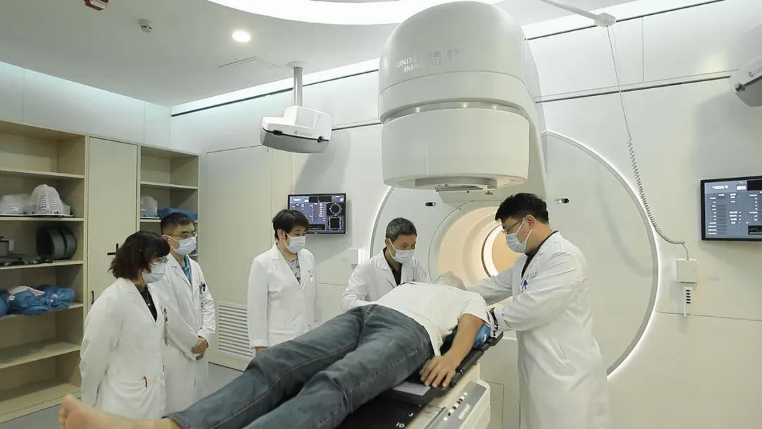 中山大学肿瘤防治中心,一位鼻咽癌患者在联影医疗RT设备上接受放射治疗