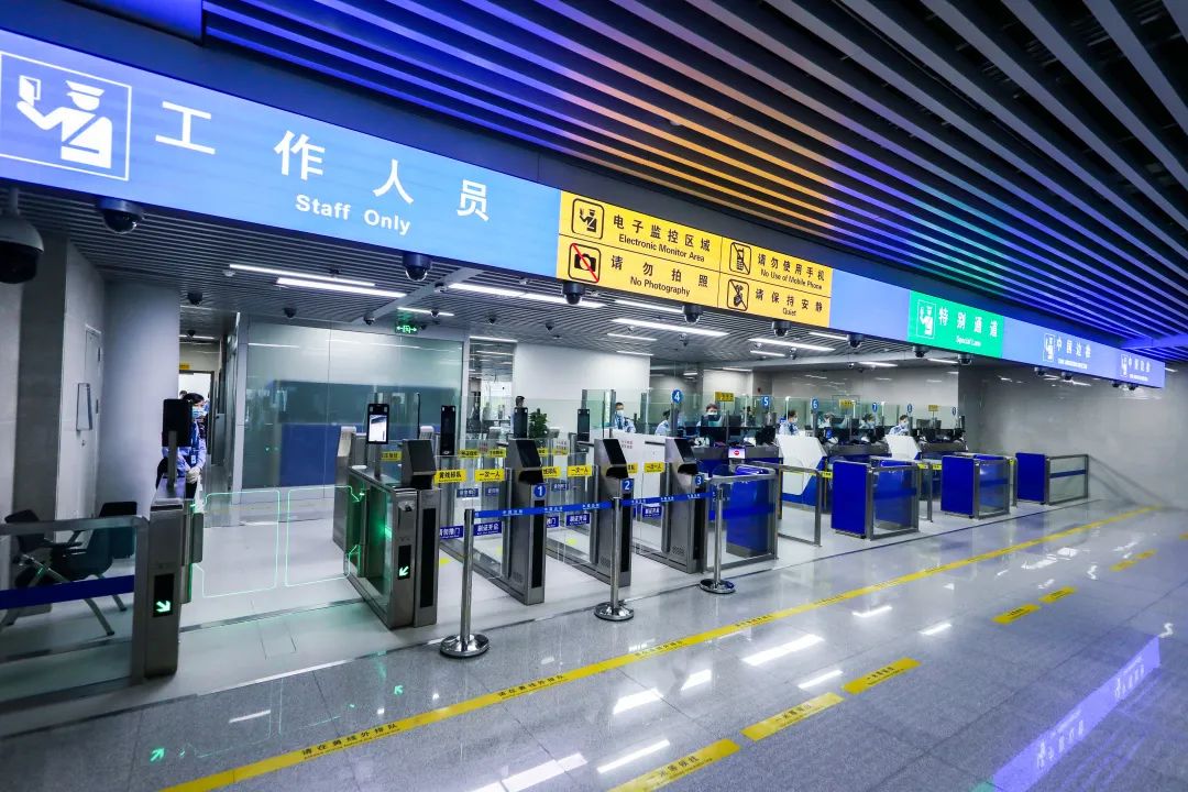 图为琶洲港澳客运口岸出境,入境大厅边检查验区域.