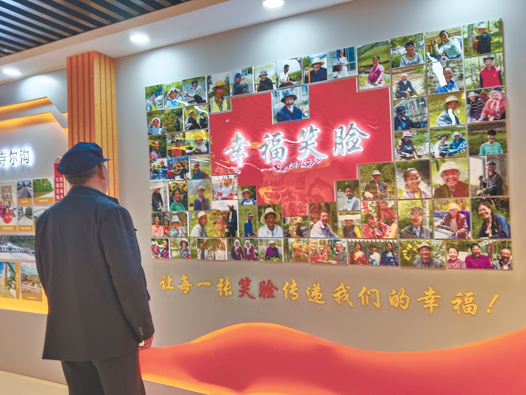 村民在党群学教中心笑脸墙前驻足.门组供图