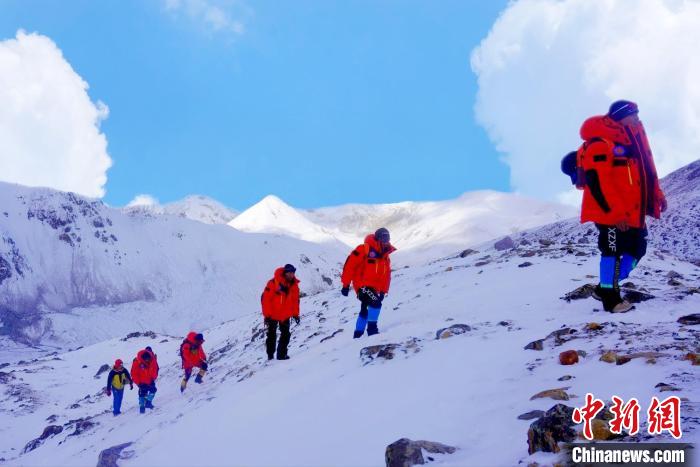 国家高山救援拉萨大队21名队员成功登顶洛堆峰(高山救援中心)