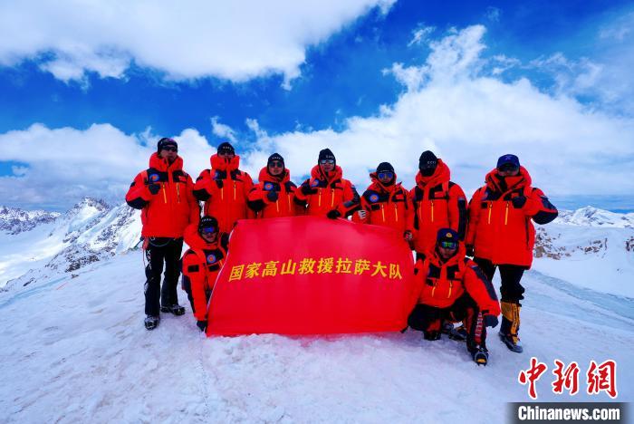 国家高山救援拉萨大队21名队员成功登顶洛堆峰(高山救援中心)