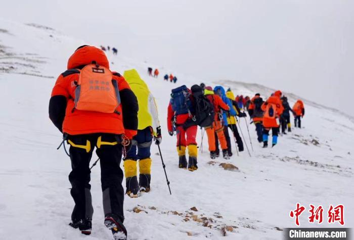 国家高山救援拉萨大队21名队员成功登顶洛堆峰(高山救援中心)