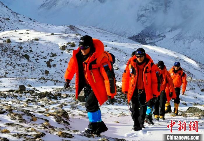 国家高山救援拉萨大队21名队员成功登顶洛堆峰(高山救援中心)