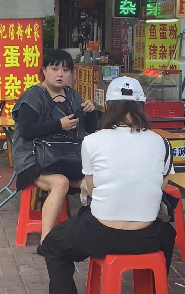 前TVB女星陈嘉佳吃路边摊，体重200斤引担忧，38岁未恋爱定居内地