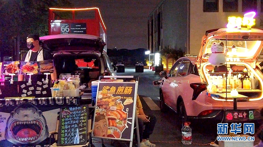 晚上的车尾箱集市,烧烤,炸串,酸奶车……各式特色小摊格外吸睛.