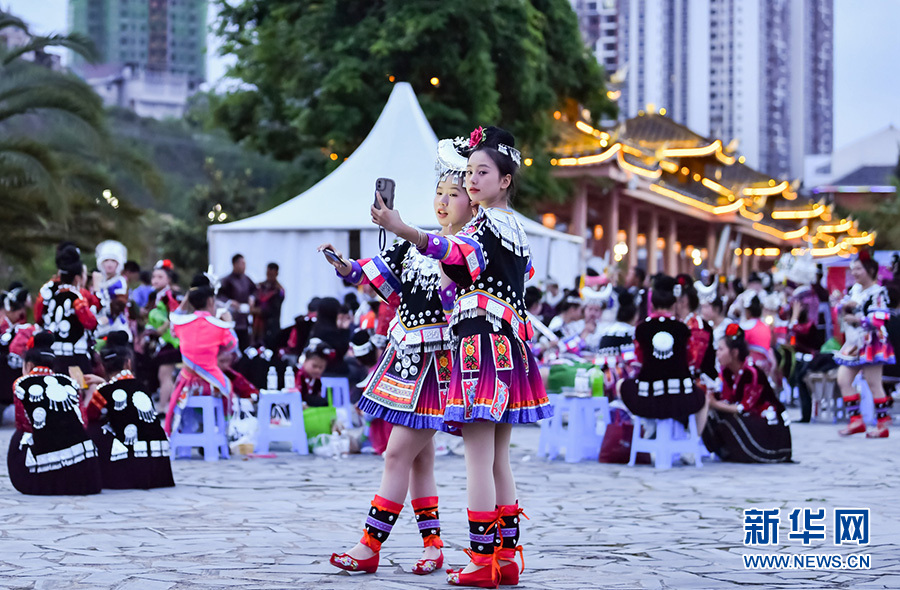 5月1日,"中国·台江2023年苗族姊妹节"开幕式前,演员在后台自拍.