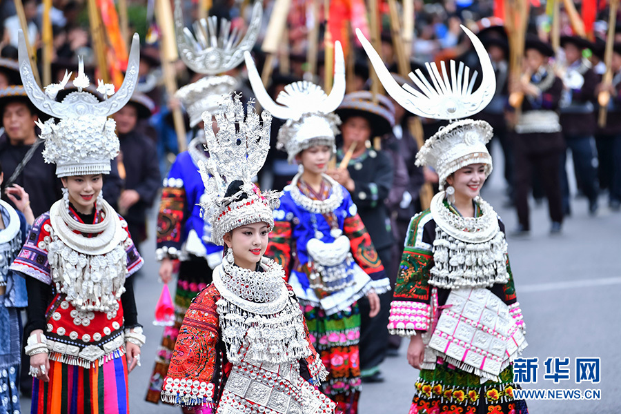 5月2日,"中国·台江2023年苗族姊妹节"万人盛装巡游活动现场.
