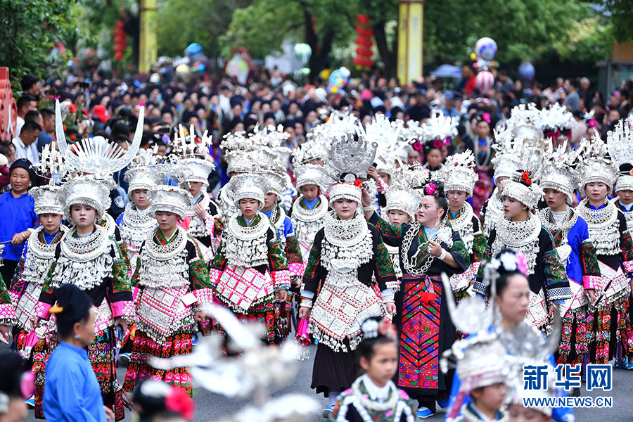 5月2日,"中国·台江2023年苗族姊妹节"万人盛装巡游活动现场.