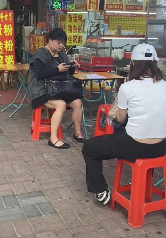 前TVB女星陈嘉佳吃路边摊，体重200斤引担忧，38岁未恋爱定居内地