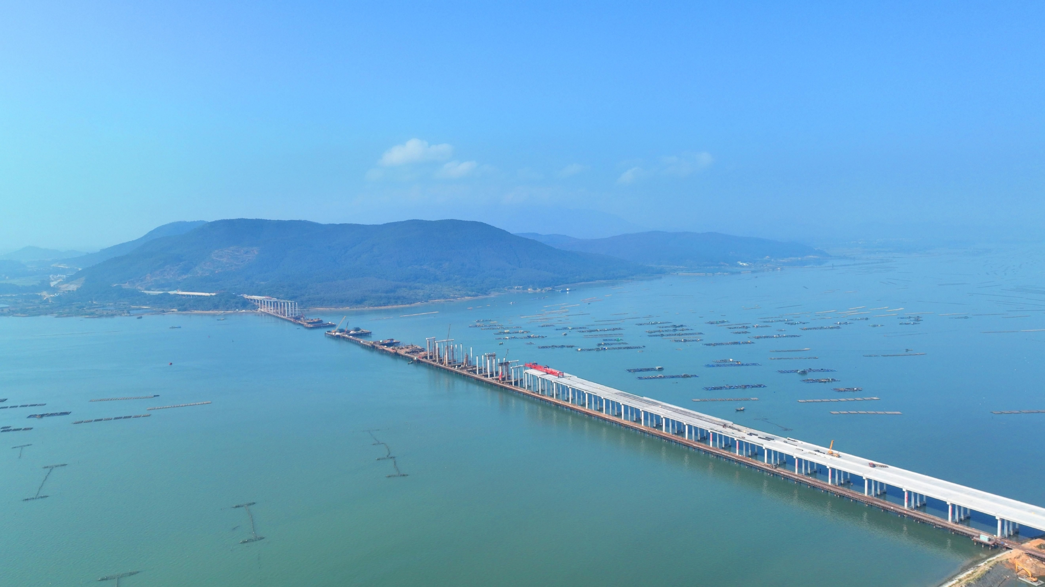 海上百米高空筑肩膀阳江港特大桥主塔下横梁完成施工