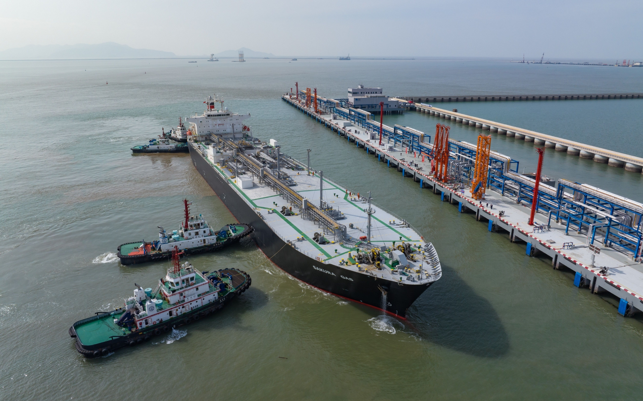 首艘国际航行船舶靠泊连云港港徐圩港区中化码头148#泊位.受访者供图