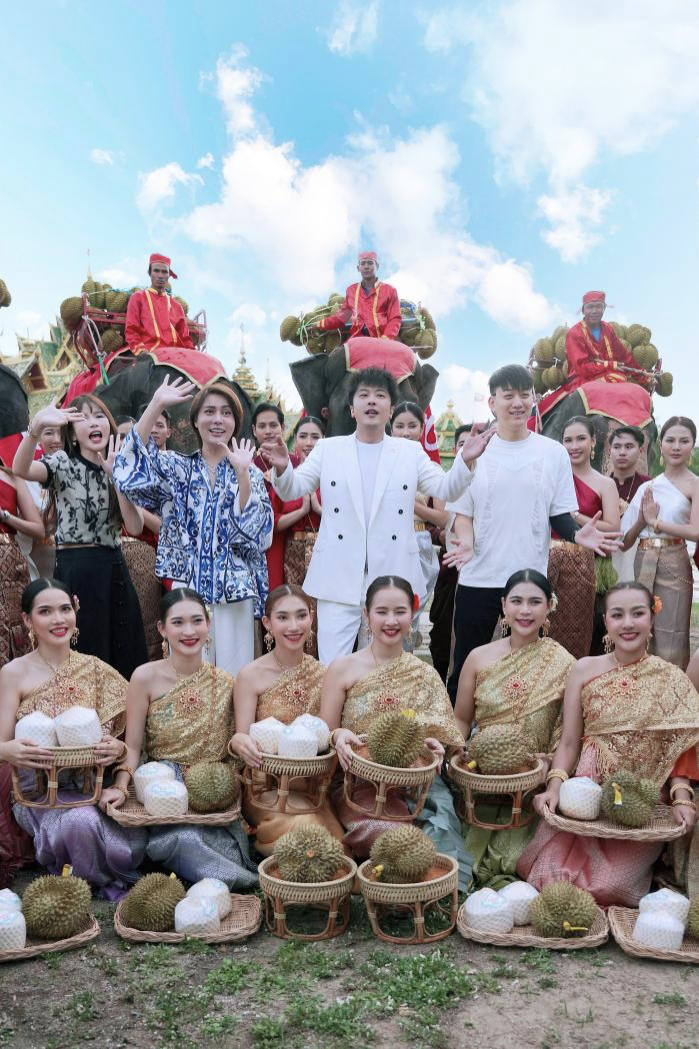 辛选食品品控负责人陈月刚介绍道,团队精选多年老树的八成熟榴莲,一站