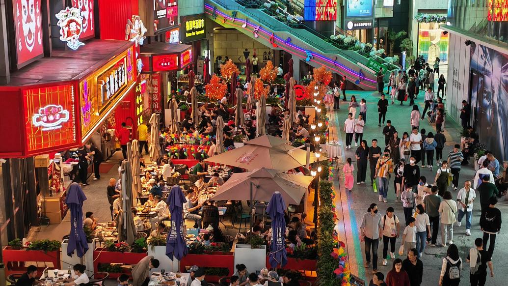 2023年5月2日傍晚,北京华熙五棵松商业区,所有餐饮店都客满.