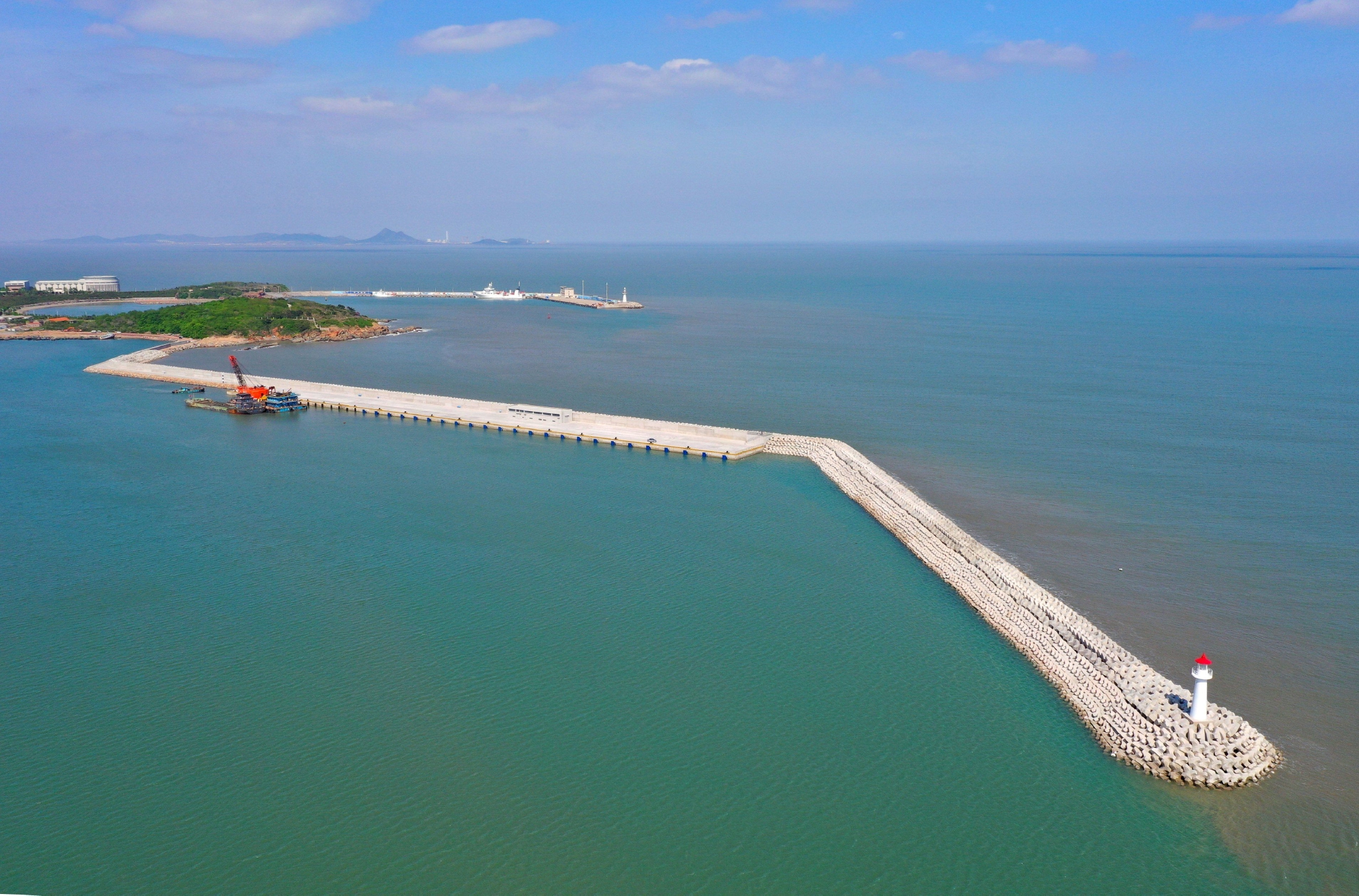 图为在山东省青岛市即墨区鳌山湾拍摄的大洋钻探船北部码头.梁孝鹏 摄