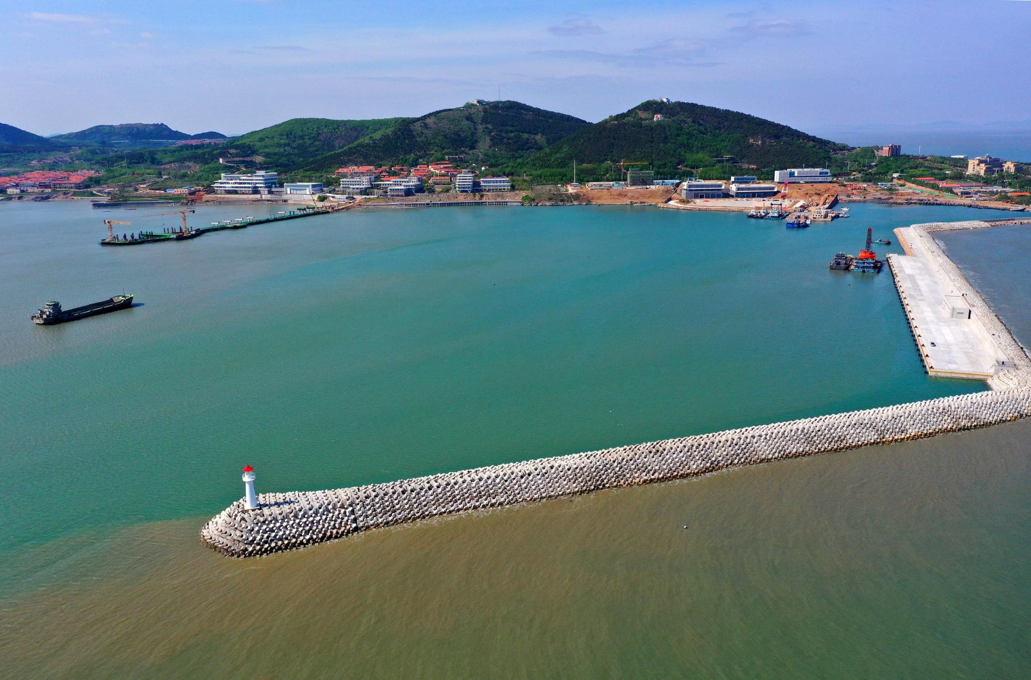 图为在山东省青岛市即墨区鳌山湾拍摄的大洋钻探船北部码头.梁孝鹏 摄