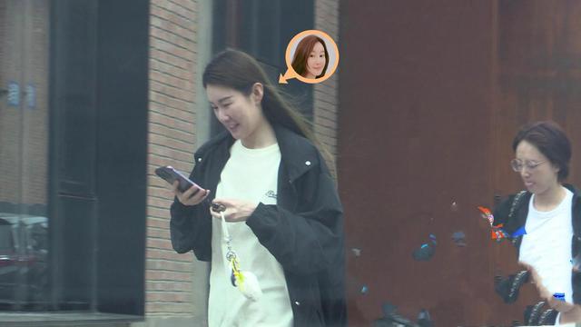 王宝强女友冯清容貌大变，发福后显老态，还完钱现身公司红光满面