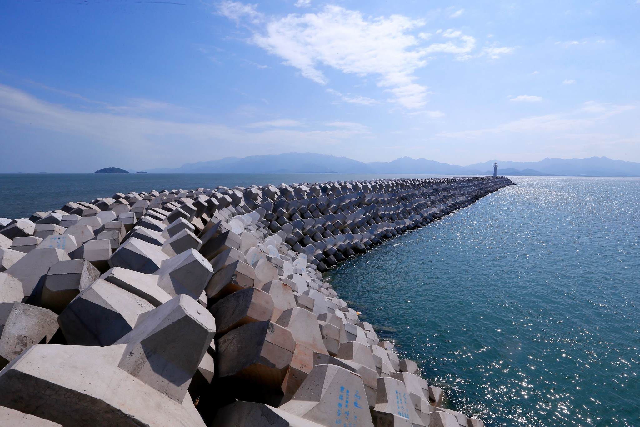 图为在山东省青岛市即墨区鳌山湾拍摄的大洋钻探船北部码头.梁孝鹏 摄