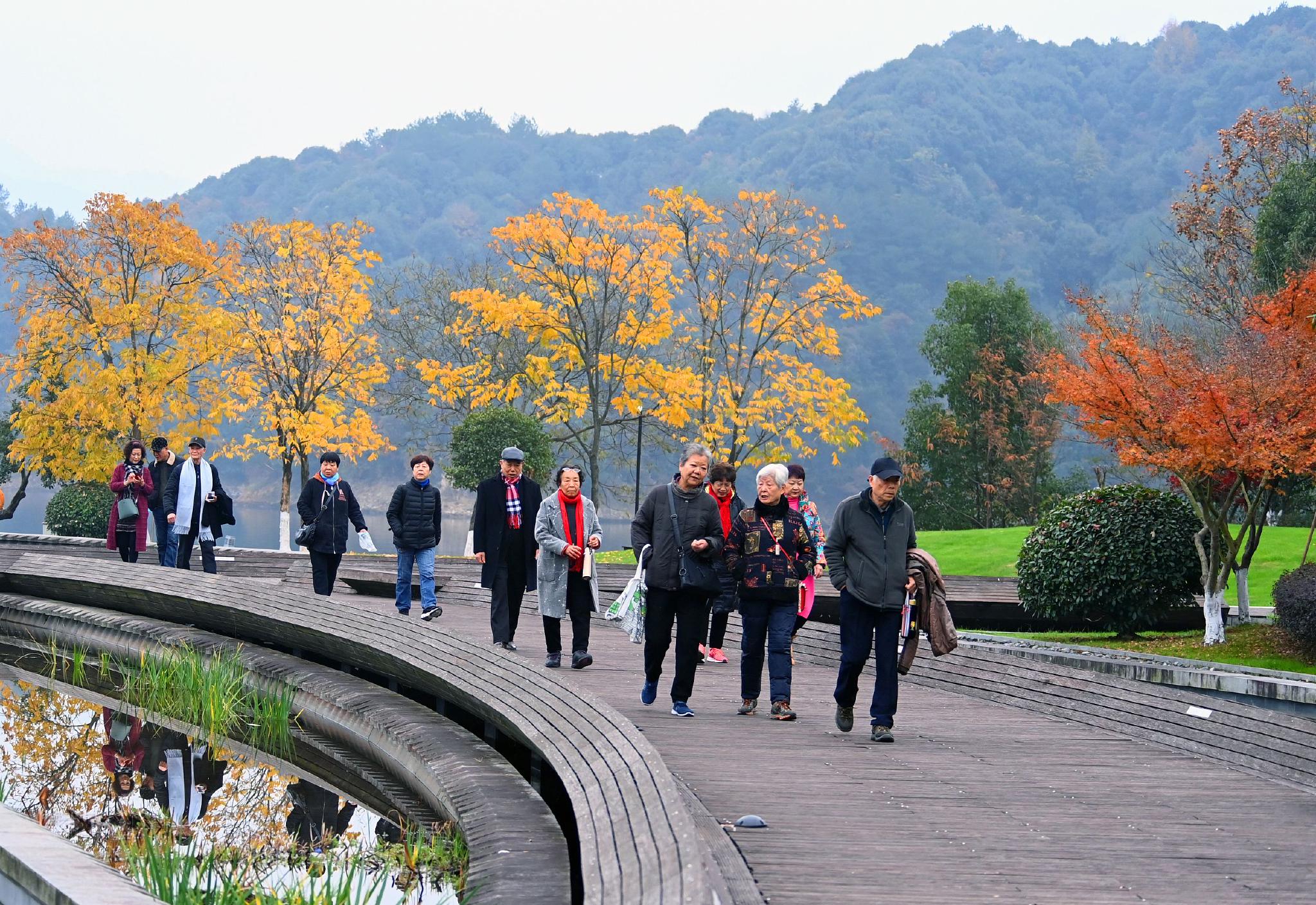 日行4万步拉练式旅游？银发团旅行不应是“极限之旅”