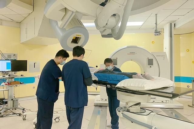 一名肿瘤患者正在接受质子重离子治疗.上海市质子重离子医院 供图