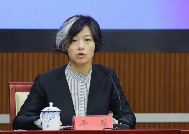 深圳“一撮白发”副区长走红，本人回应尽显高情商