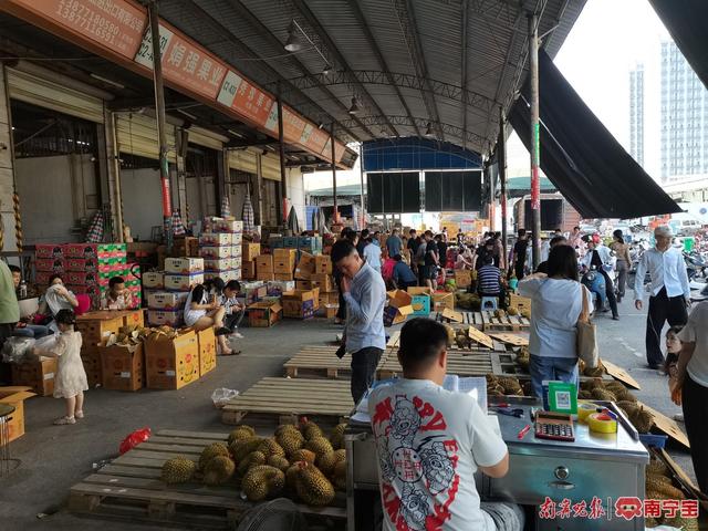 海吉星水果批发市场内,榴莲销售火爆 记者 覃锦华 摄