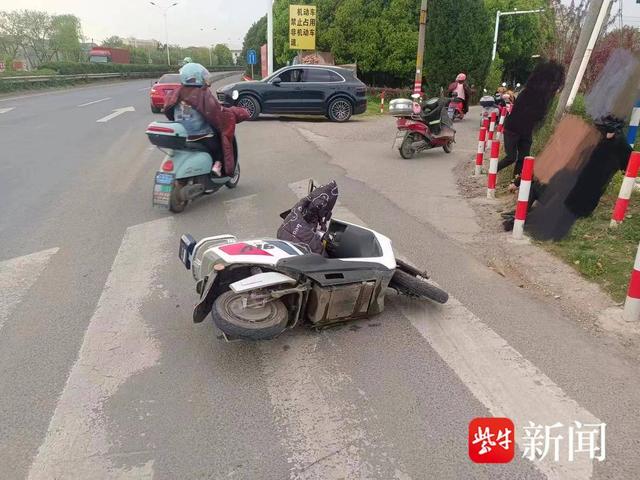 图为两辆电动车相撞的现场