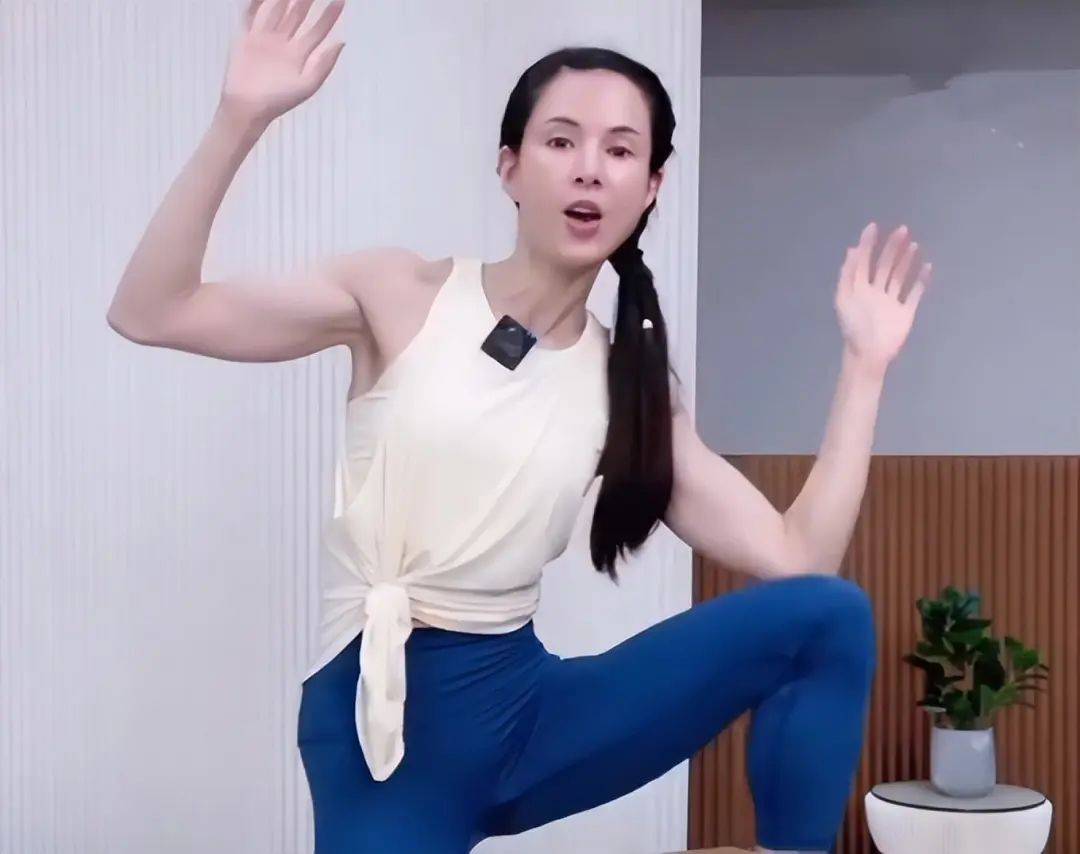 董洁的瑜伽裤,把女星的身材尴尬暴露地淋漓尽致_533333巴黎人(中国)