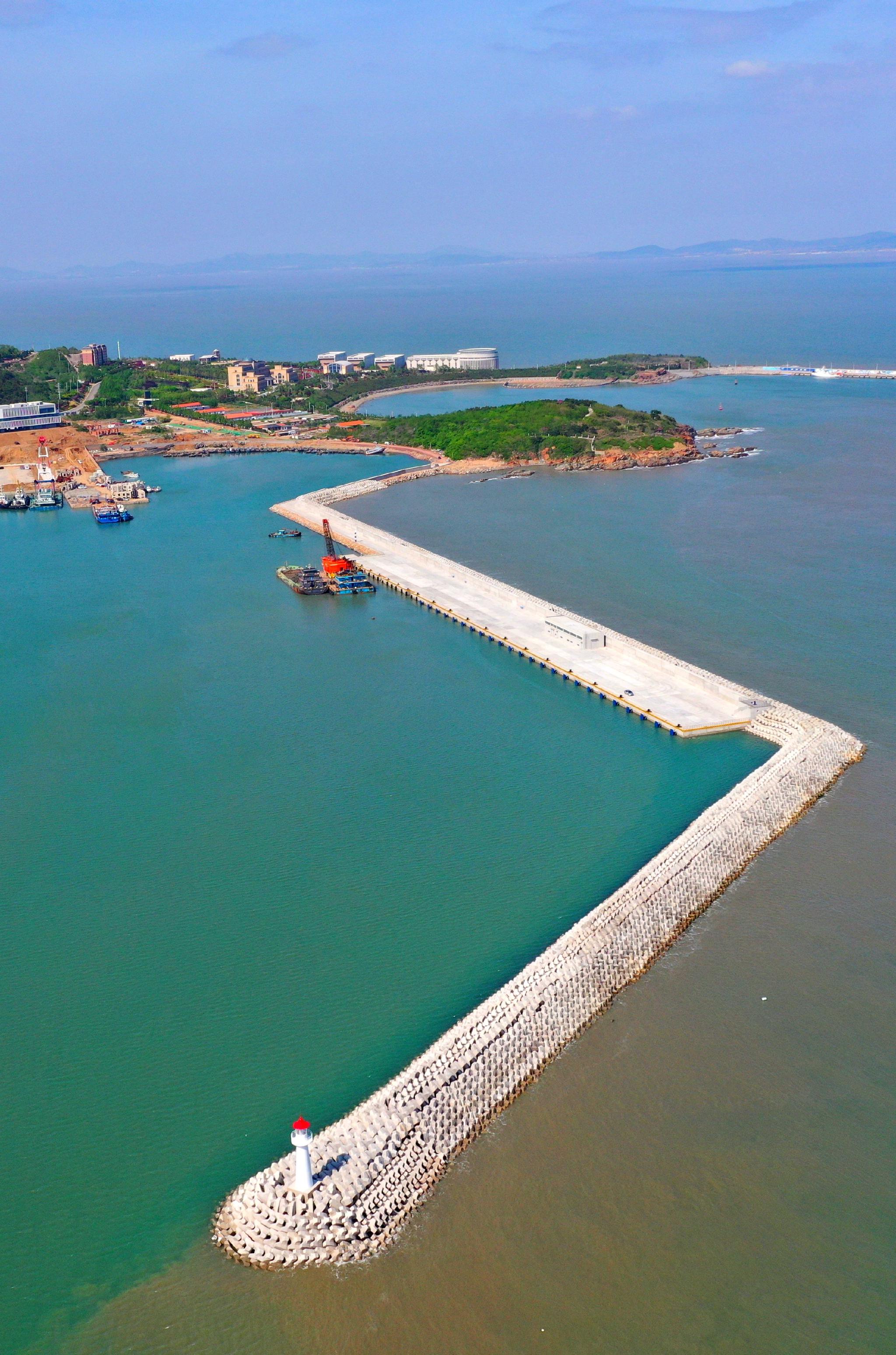 图为在山东省青岛市即墨区鳌山湾拍摄的大洋钻探船北部码头.梁孝鹏 摄
